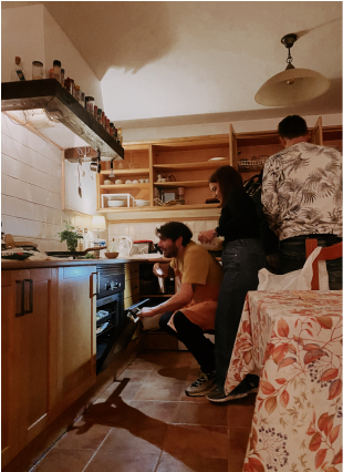 un grupo en la cocina